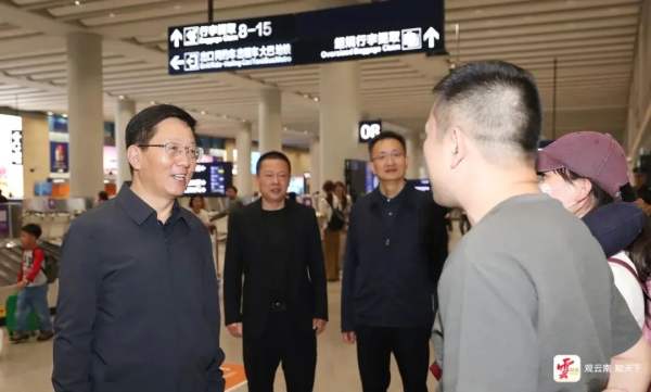 配资宝app官方网站 省长与旅客一同全程体验