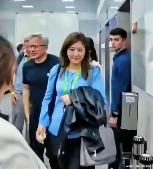 重庆配资网 黄仁勋的女助理曝光，气质温婉，比老婆还了解他，比老婆还难找